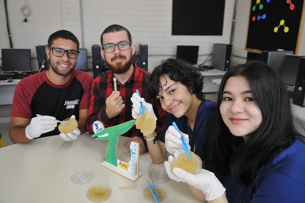 Estudante produz plástico com casca de laranja e busca apoio para competição internacional de ciência