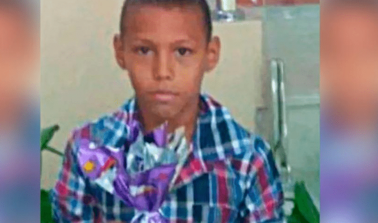 Criança morre eletrocutada ao abrir porta de geladeira em casa no Ceará
