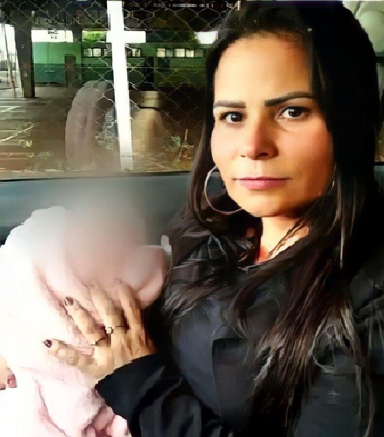 Jovem dá à luz, entrega bebê para esposa do amante e as duas vão parar na delegacia; entenda