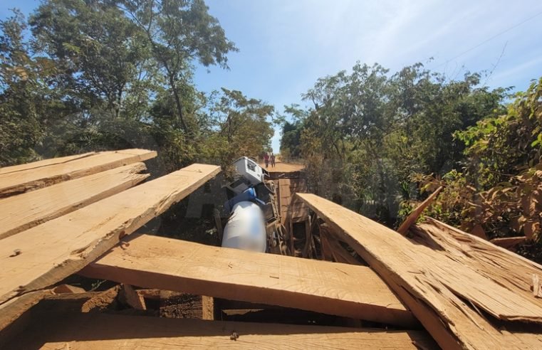 Caminhão fica pendurado após ponte de madeira ceder na MT-458