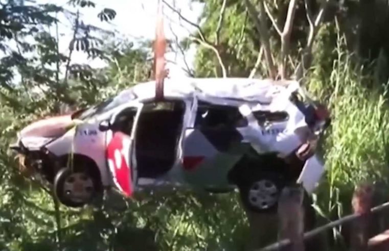 SP: Policial é flagrado com amante, tenta fugir da esposa e cai com viatura em ribanceira