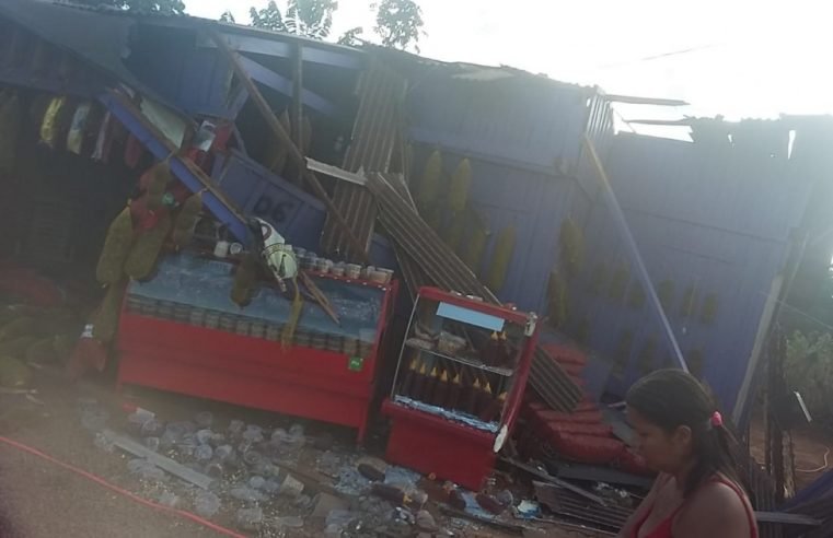 Caminhão desenfreado destrói banca de venda de castanhas em Itaúba