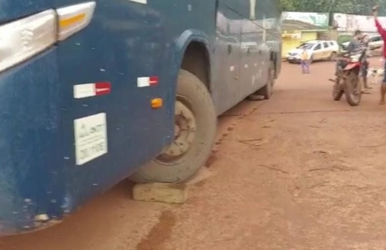 Ônibus perde freio e quase vai parar dentro do Rio no Distrito de Miritituba em Itaituba