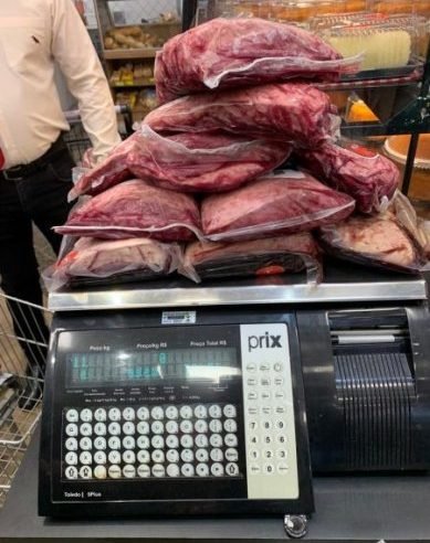 Mercado de Cuiabá foi alvo de fiscalização e Procon apreende 80 kg de carnes e produtos impróprios para consumo