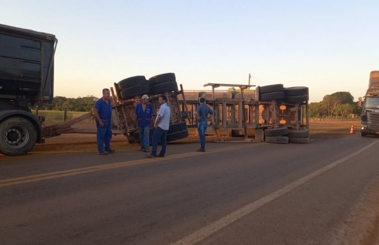 Carreta carregada de farelo tomba próximo a frigorífico de Colíder