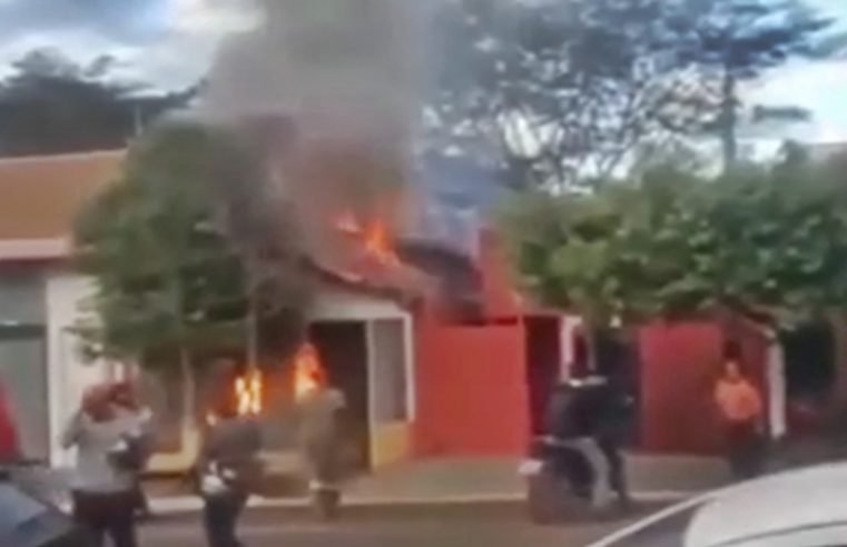 Casa pega fogo e casal de idosos é retirado por populares