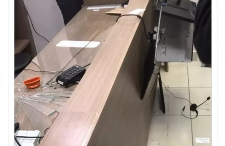 Homem quebra recepção de clínica após esposa reclamar de dores no dente