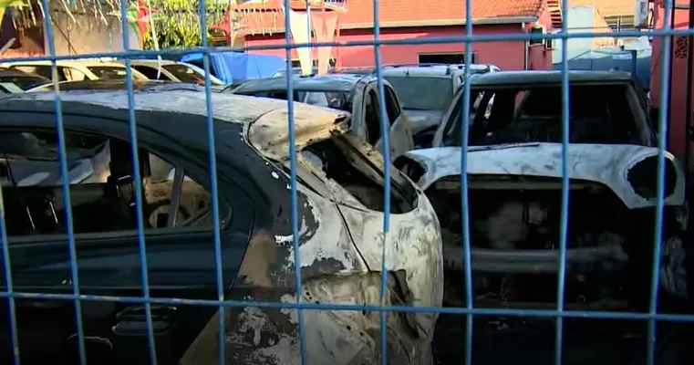 Homem joga explosivos em estacionamento e destrói carros à venda em Campinas