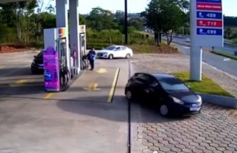 Mãe obriga golpista que encheu tanque e fugiu de posto a pedir desculpas e pagar dívida em GO