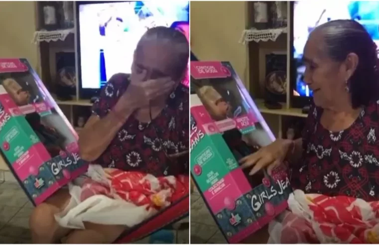 Idosa que sonhava ganhar boneca é presenteada pelo neto aos 78 anos