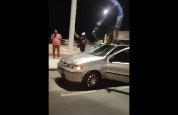 Homem destrói o próprio carro após ser parado em blitz na Bahia