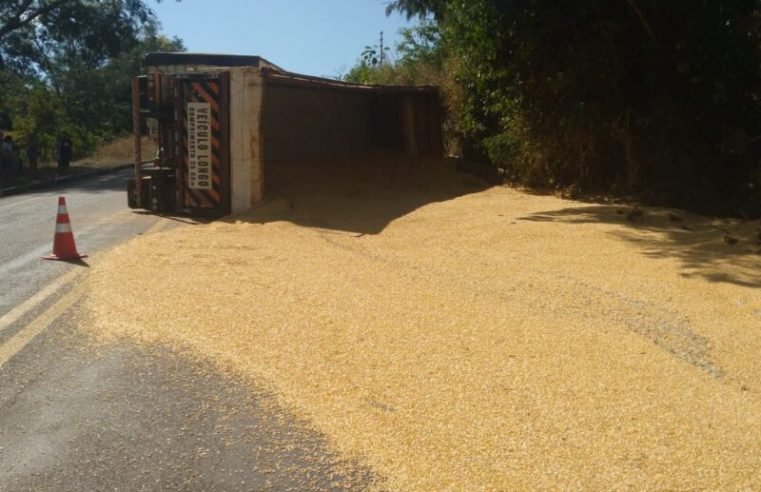 Carreta carregada de milho toma na MT 320 em Nova Canaã do Norte