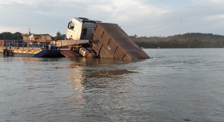 Vagões de veículo de carga que caíram de balsa no rio Teles Pires é retirado; travessia volta ao normal