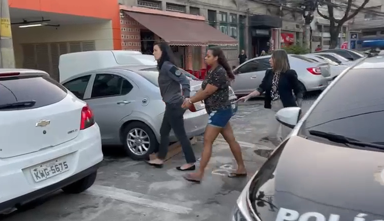 Mulher é presa por explorar sexualmente as três filhas menores de idade no RJ
