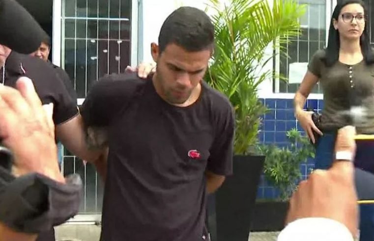 Jovem é preso suspeito de matar pai, mãe e irmã para pagar dívida