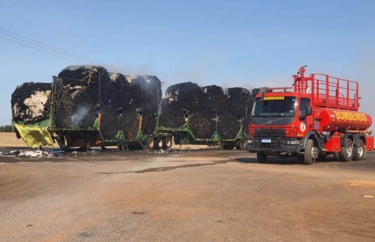 Carreta carregada de algodão pega fogo na MT-485