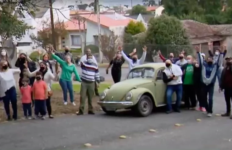 Após mais de um ano, ex-alunos entregam Fusca restaurado a professor com dificuldades financeiras, em Curitiba: ‘Feliz e emocionado’