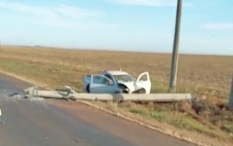 Motorista dorme ao volante, sai da pista e bate veículo contra poste na MT-249