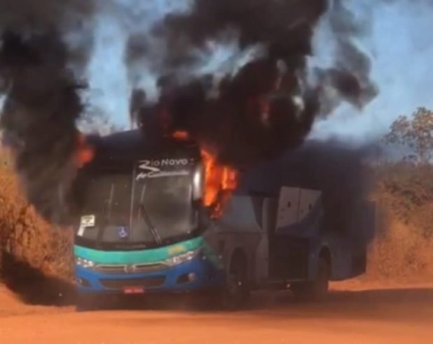 Ônibus pega fogo e passageiros tem de sair às pressas na BR-158