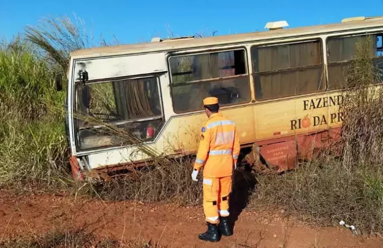 Ônibus com 20 trabalhadores bate, sai da pista e deixa mortos e feridos