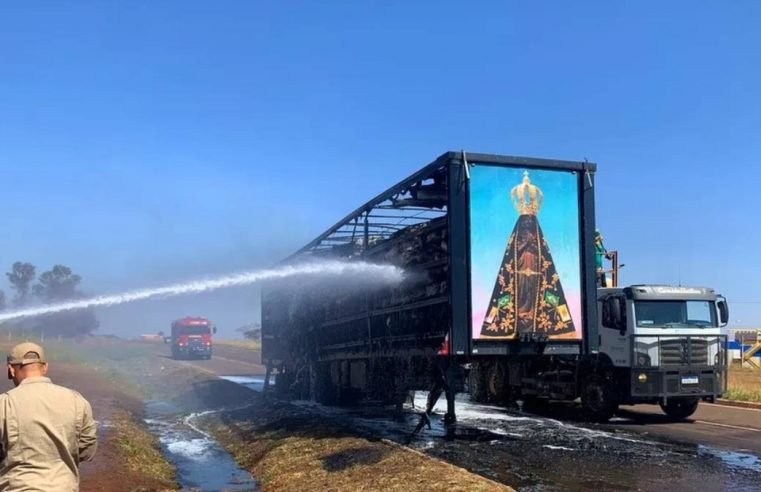 Carreta é destruída por incêndio, e painel de Nossa Senhora de Aparecida permanece intacto
