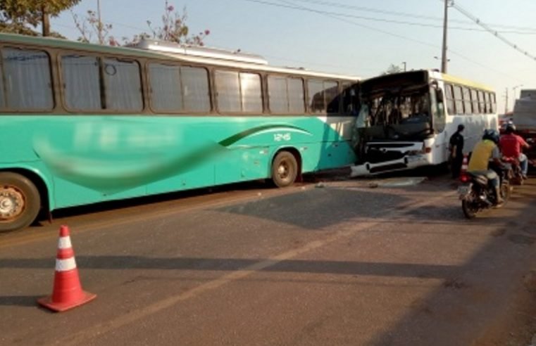 Colisão entre dois ônibus na BR-163 deixa nove pessoas feridas