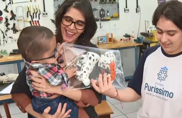 Menino com ‘ossos de vidro’ ganha órtese feita com impressora 3D por alunos de escola de Rio Claro