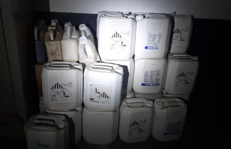 Polícia Militar prende três pessoas e apreende carga de 37 galões de agrotóxicos furtados
