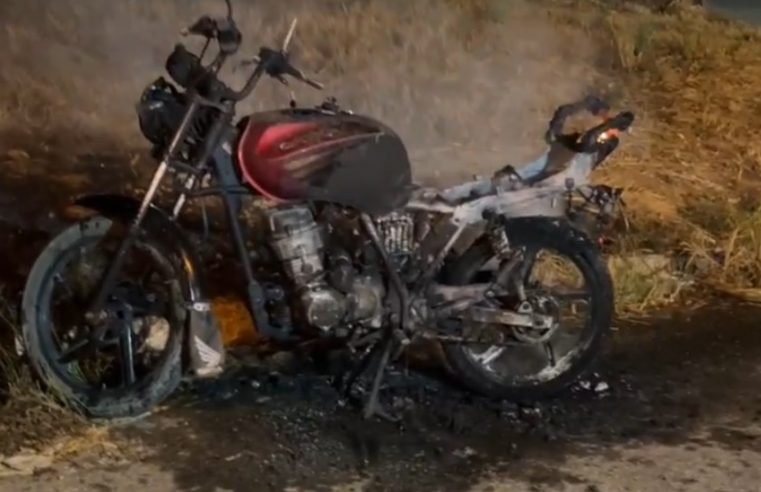 Homem coloca fogo na própria moto após ela não pegar e deixá-lo a pé em Sorriso