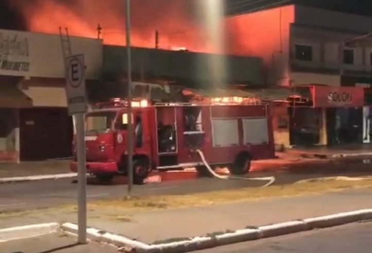 Prédio desativado no centro de Colíder é destruído por incêndio