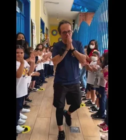 Professor ganha ‘corredor de aplausos’ ao deixar escola após 25 anos em Belém: ‘Foi emocionante