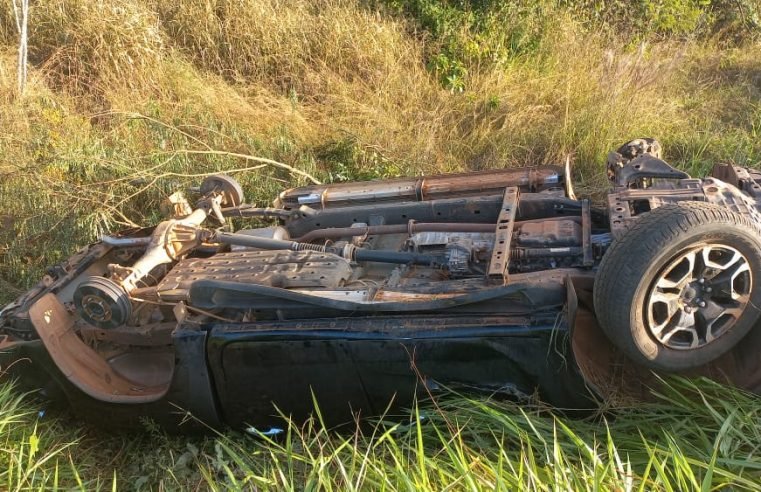 Paranaíta: após capotamento, rodas de caminhonete são furtadas