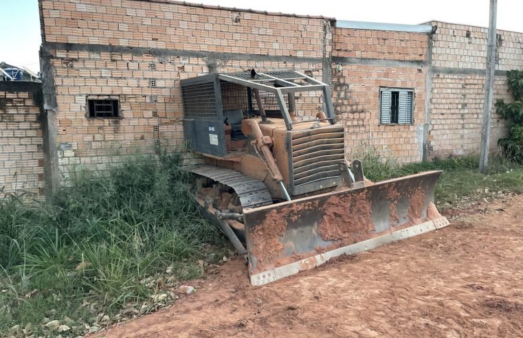 Criança entra em cabine de trator e veículo atinge casa em Sorriso
