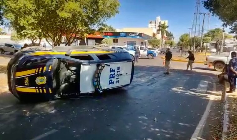 Viatura da PRF tomba após colisão com caminhonete em MT; mulher ferida