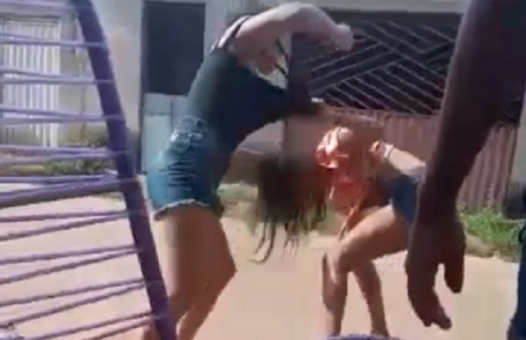 Mulher espanca suposta amante de marido no meio da rua em MT