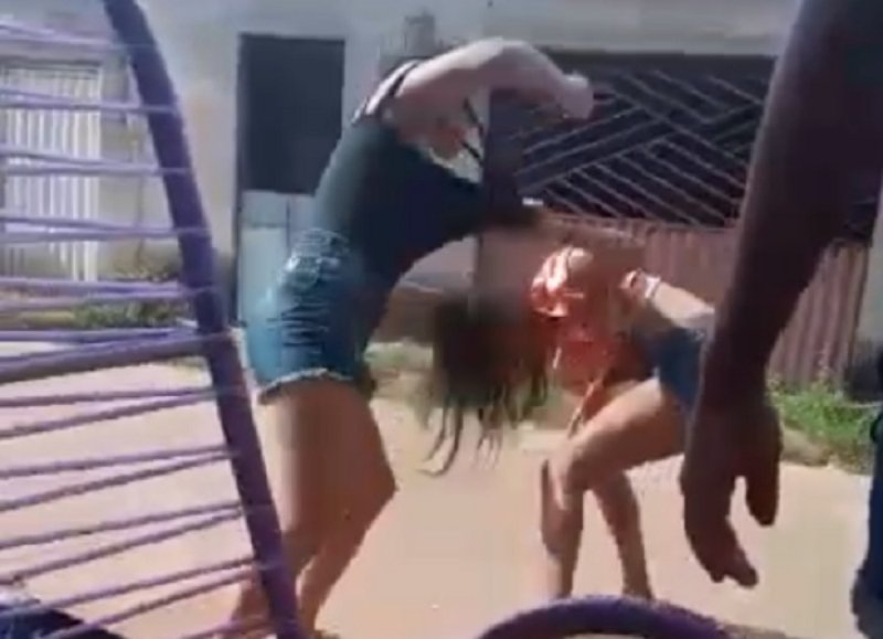 Mulher espanca suposta amante de marido no meio da rua em MT