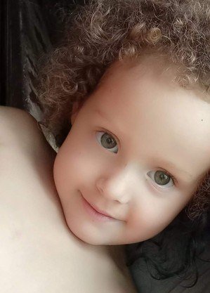 Menina de 5 anos morre após ser usada como escudo por primo e levar tiro
