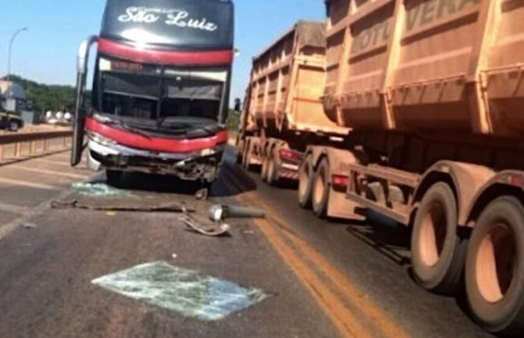 Ônibus bate em caminhão na BR-163, em Mato Grosso, e deixa um passageiro ferido