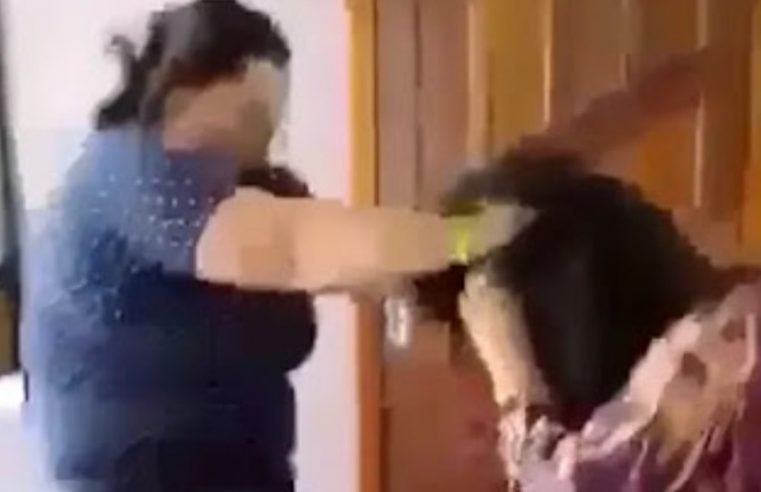 Esposa traída corta cabelo de “amante” do marido na faca