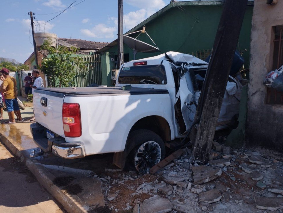 Caminhonete bate em meio-fio e vai parar dentro de residência em Colíder