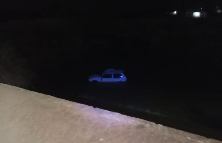 Condutora perde o controle com veículo e cai dentro de lago em Novo Mundo