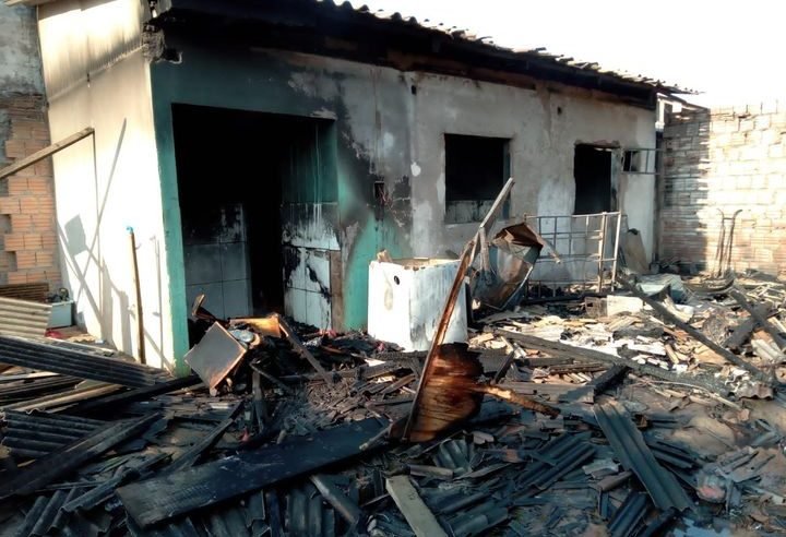 Residência de catador de latinha pega fogo em Sinop