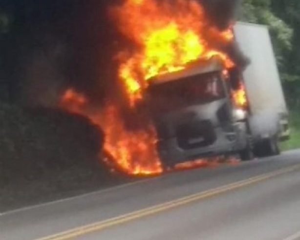 Caminhão pega fogo e rodovia é bloqueada em MT