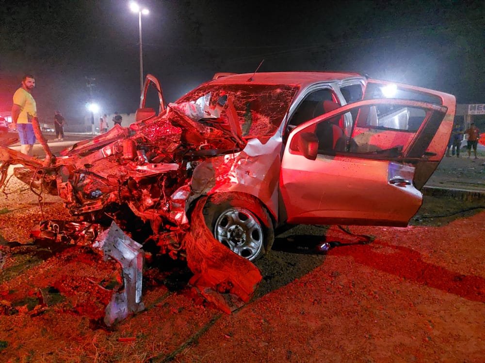 Cinco pessoas ficam feridas após colisão entre camionete e carreta na BR-163 em Guarantã do Norte