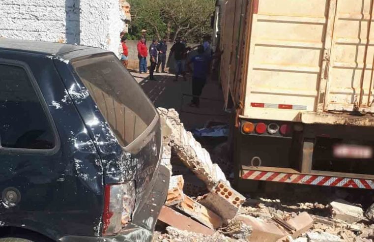 Carreta desgovernada bate em muro e causa grandes estragos em Carlinda