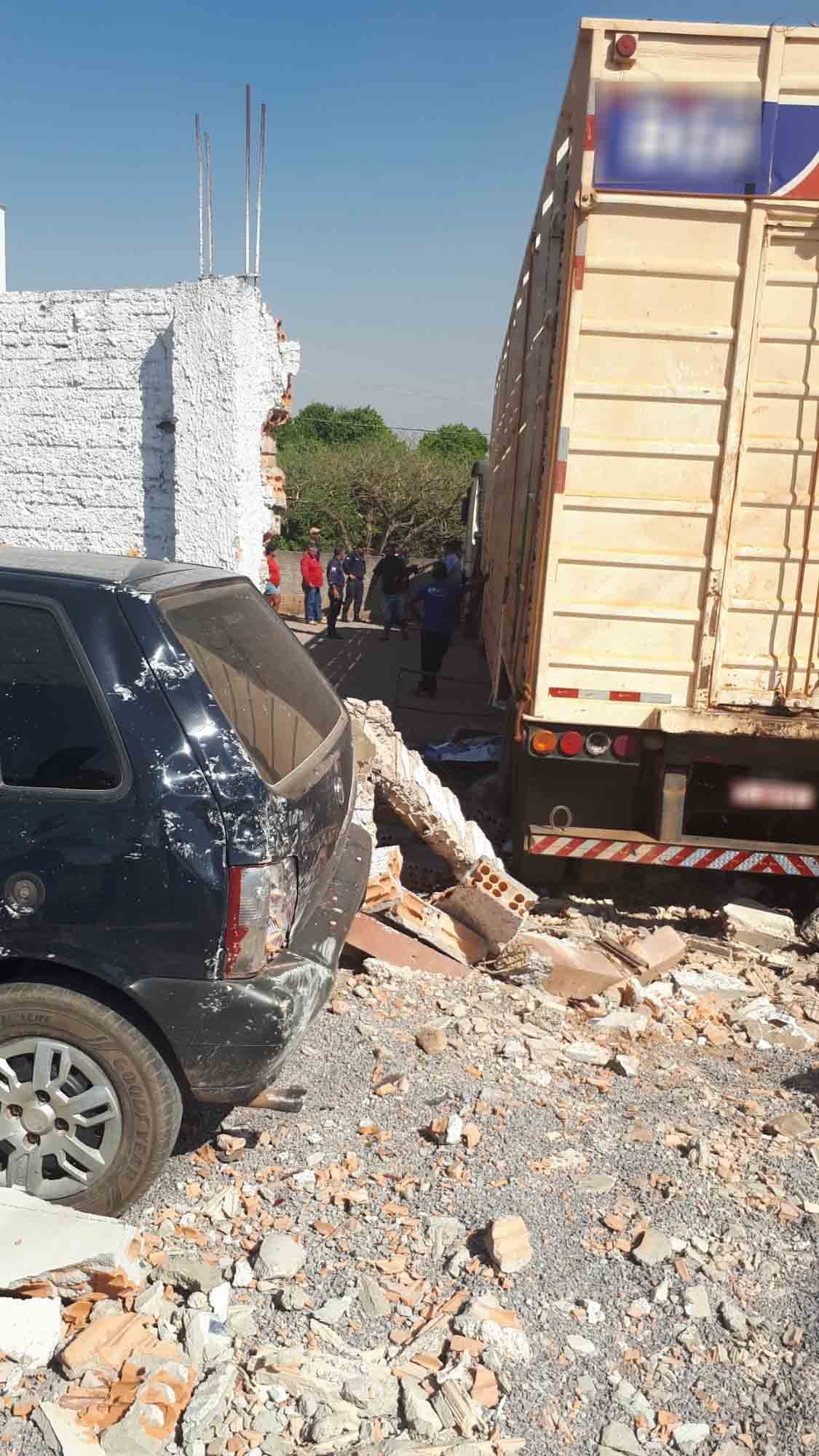 Carreta desgovernada bate em muro e causa grandes estragos em Carlinda
