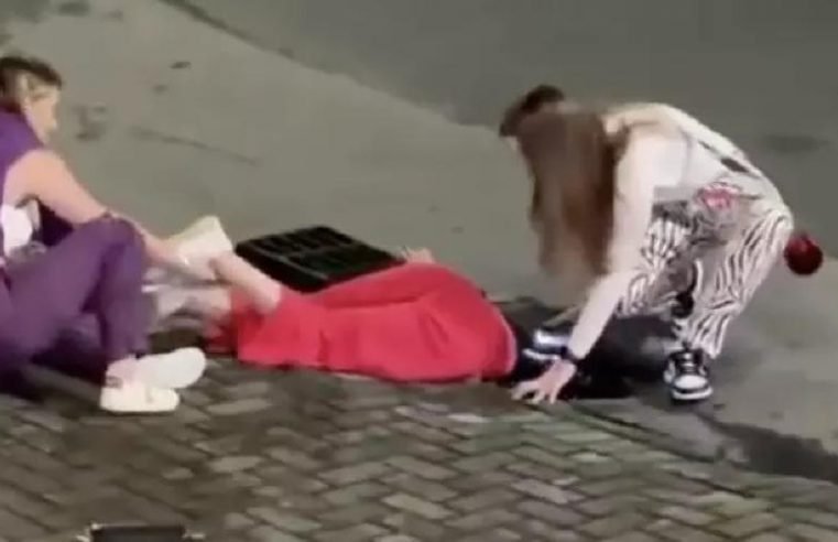 Mulher se pendura em bueiro para resgatar iPhone e cena viraliza