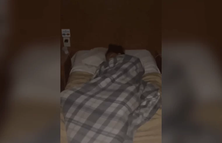 Turistas de BH encontram desconhecida dormindo pelada no quarto deles e levam susto, no Rio