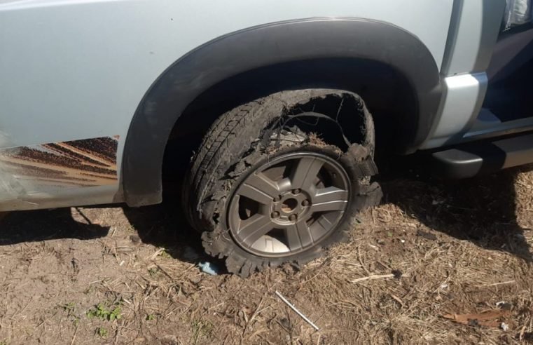 Pai ataca filho com facão e arrasta vítima no capô durante fuga em Curitiba