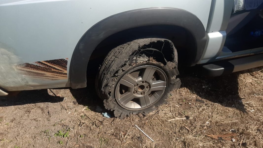 Pai ataca filho com facão e arrasta vítima no capô durante fuga em Curitiba
